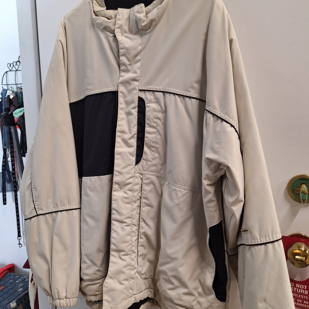 Mens xl casual medium weight winter jacket. Zip and velcro front. Very nice